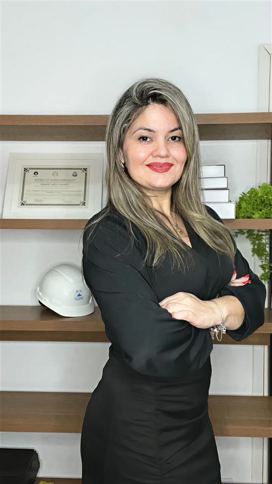 Engenheira Monique, especialista em regularização e legalização documental imobiliária